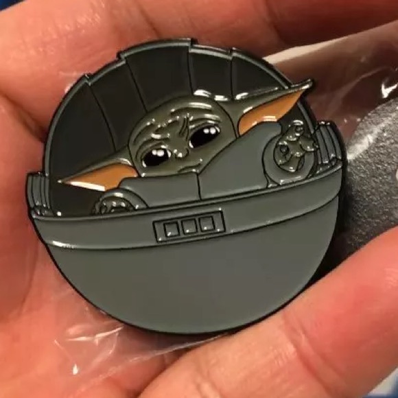 Baby Yoda mandalorian meme pin - Picture 4 of 5